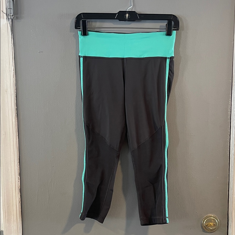 Lululemon Run Tempo Crop Capri Legging Gray Turquoise Band Zip Pocket Size 4
